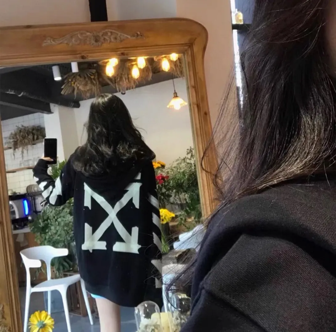 ♻️💯Upper body reference model picture❤️ Top tested version OFF WHITE OW hot stamping tape printing male and female couple pure cotton loose same style zipper jacket hooded sweatshirt The printing is done on a Japanese-owned Mimaki printing machine, with no edges or burrs. Inkjet heat transfer is hot-pressed and cold-teared, and the high temperature is 180 degrees. The front piece needs to be pressed twice (the second time requires 180kg of air pressure). The transparent fabric is anti-scratch and ironing, and the printing is fog-free. The semi-transparent tape in the front circle can reveal the part of the printing underneath. The golden printing color of the tape is not The flat color and tape printing overlap have different color depths. The wash label is also customized according to the original font. The accessories still use the full line of correct accessories. The rectangular woven collar label design is cancelled. The previous three-dimensional silicone feel font is changed to a fully woven collar label. Fluorescent fonts can be seen on the collar label. The five-link silicone hangtag, three-link washable label and zebra crossing packaging line are still the same. 480g pure cotton terry fabric, a major launch with full drape. A full set of customized accessories, one-to-one mold opening, professional ow. Size: XS-L Size chart
